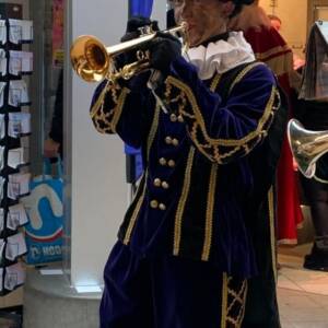 Piet speelt trompet